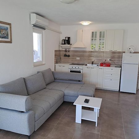 فيلا Nane Garden House With Heated Pool Mirce المظهر الخارجي الصورة