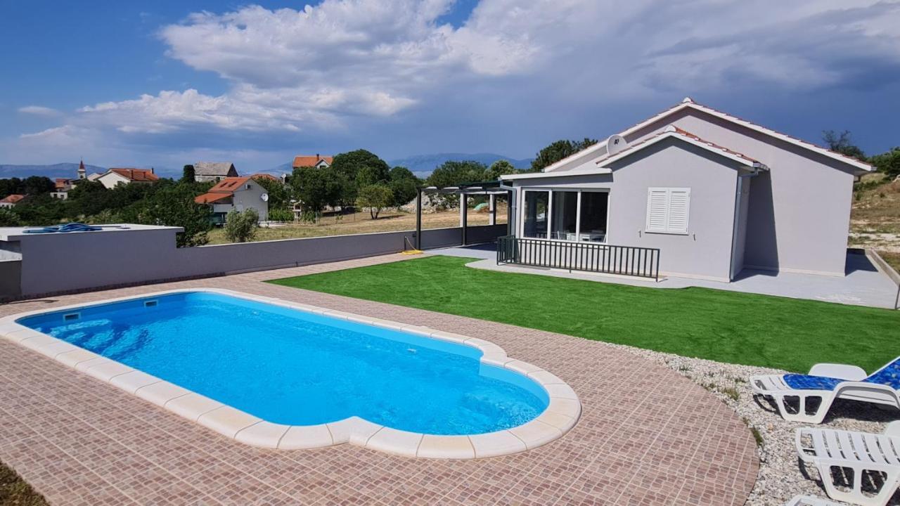 فيلا Nane Garden House With Heated Pool Mirce المظهر الخارجي الصورة