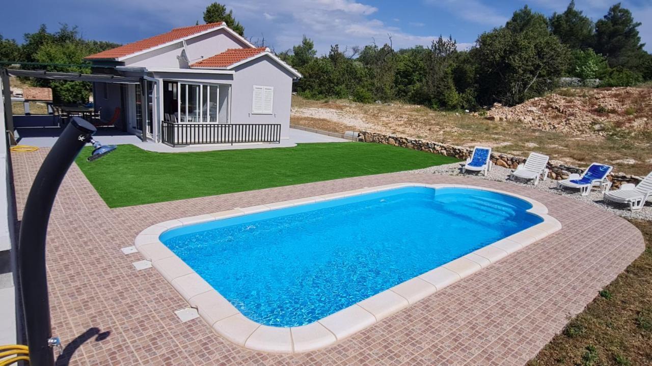 فيلا Nane Garden House With Heated Pool Mirce المظهر الخارجي الصورة